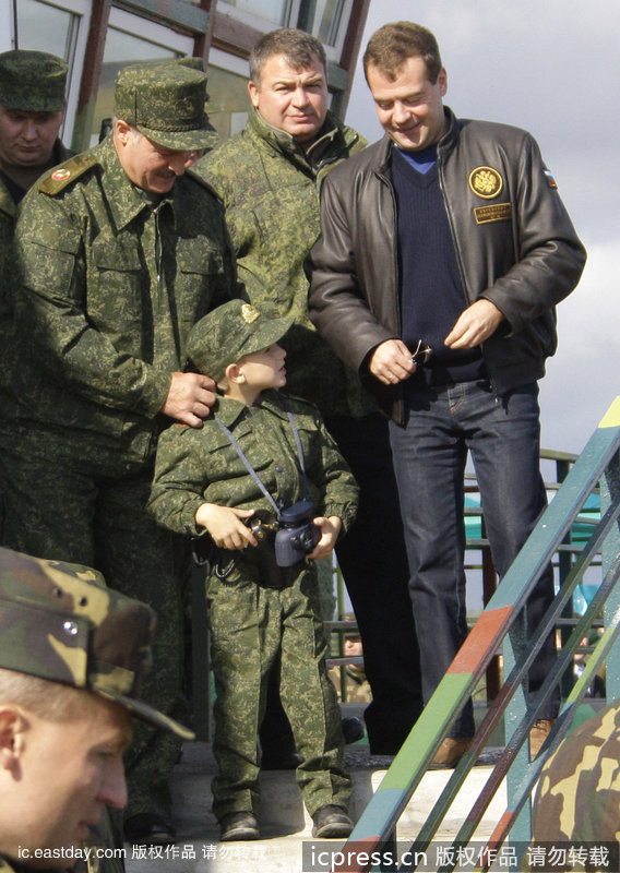 Hiếm có nhà lãnh đạo nào trên thế giới kè kè con nhỏ khi đi thực hiện các chuyến công cán quốc gia đại sự như ông Alexander Lukashenko Hiếm có nhà lãnh đạo nào trên thế giới kè kè con nhỏ khi đi thực hiện các chuyến công cán quốc gia đại sự như ông Alexander Lukashenko