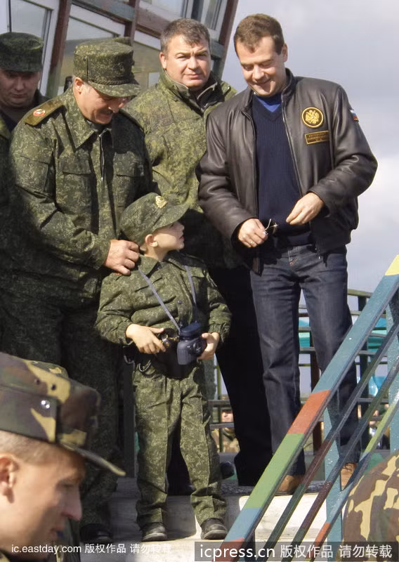 Hiếm có nhà lãnh đạo nào trên thế giới kè kè con nhỏ khi đi thực hiện các chuyến công cán quốc gia đại sự như ông Alexander Lukashenko