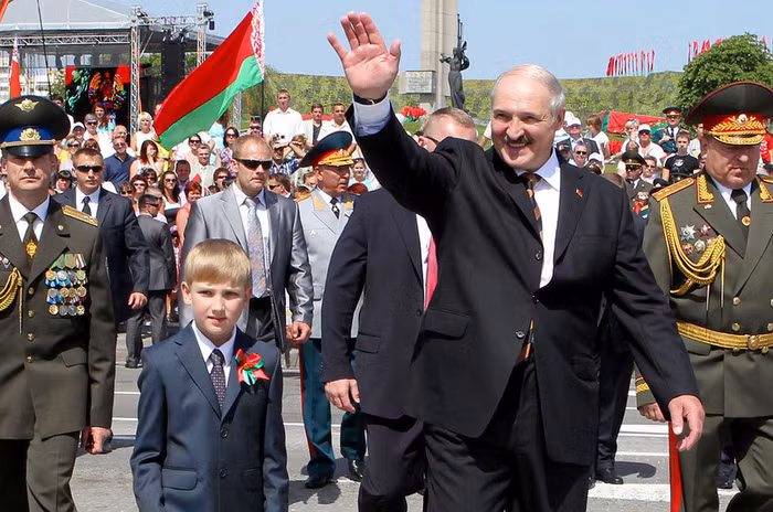 Thường xuyên tháp tùng cha trong các chuyến công cán nước ngoài ngay từ khi còn nhỏ