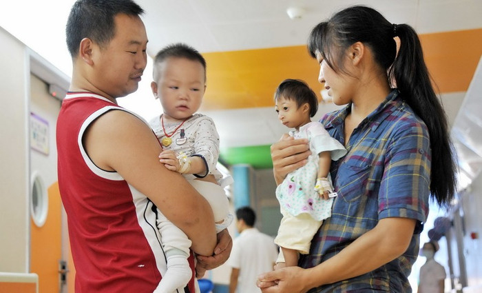 Nhiều ông bố bà mẹ đưa con đến giao lưu với em bé "tí hon"