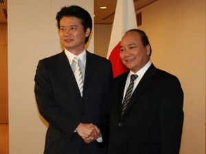 Nhật Bản ngày càng coi trọng phát triển quan hệ hợp tác với Việt Nam, đồng thời ủng hộ Việt Nam trong việc giải quyết tranh chấp biển Đông thông qua đàm phán hòa bình trên cơ sở luật pháp quốc tế, đặc biệt là Công ước biển Liên Hợp Quốc 1982 (ảnh: Phó thủ tướng Nguyễn Xuân Phúc (bên phải) và Ngoại trưởng Nhật Bản)