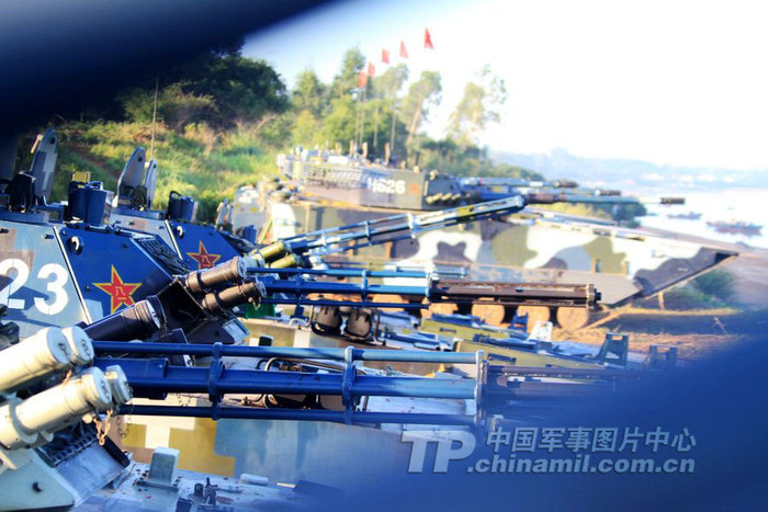 Xe lội nước dàn trận