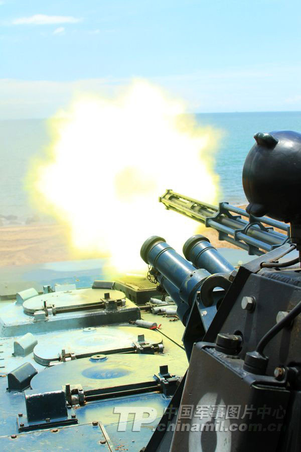 Hỏa lực mạnh từ xe thiết giáp