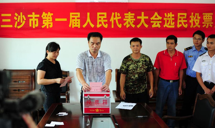 Cái gọi là "thành phố Tam Sa" vừa tổ chức bầu cử trái phép cơ quan lập pháp trên đảo Phú Lâm, Hoàng Sa, nơi chỉ có khoảng hơn 1100 cử tri tính cả ngư dân lẫn giới chức, nguồn tuyển quân và huấn luyện của đơn vị cấp sư đoàn vừa được thành lập nhằm vũ trang hóa tàu cá, ngư dân? Cái gọi là "thành phố Tam Sa" vừa tổ chức bầu cử trái phép cơ quan lập pháp trên đảo Phú Lâm, Hoàng Sa, nơi chỉ có khoảng hơn 1100 cử tri tính cả ngư dân lẫn giới chức, nguồn tuyển quân và huấn luyện của đơn vị cấp sư đoàn vừa được thành lập nhằm vũ trang hóa tàu cá, ngư dân?