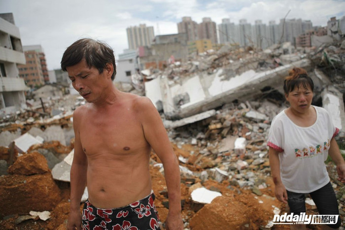 Chưa thống nhất được phương án đền bù với chủ đầu tư, nhưng khoảng 20 người kéo theo máy xúc, máy ủi đến cưỡng chế giải tỏa, còn đang chưa biết chuyện gì xảy ra, những người này lôi gia đình ông ra ngoài và giữ chặt họ để máy xúc, máy ủi húc đổ nhà ông Chưa thống nhất được phương án đền bù với chủ đầu tư, nhưng khoảng 20 người kéo theo máy xúc, máy ủi đến cưỡng chế giải tỏa, còn đang chưa biết chuyện gì xảy ra, những người này lôi gia đình ông ra ngoài và giữ chặt họ để máy xúc, máy ủi húc đổ nhà ông