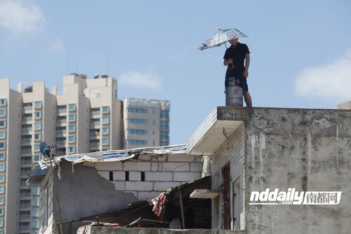 Trước đó, bố con anh em ông Đường thay phiên nhau ôm bình ga đứng trên nóc nhà tử thủ Trước đó, bố con anh em ông Đường thay phiên nhau ôm bình ga đứng trên nóc nhà tử thủ
