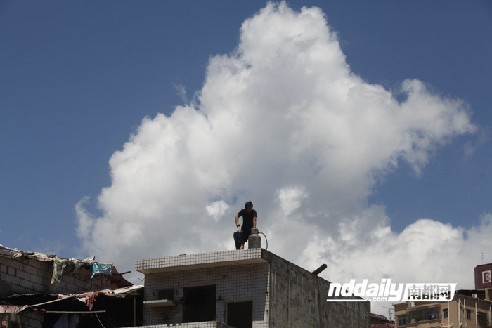 Nhưng những người dân này không ngờ rằng lực lượng cưỡng chế cao tay hơn khi bất ngờ "xuất kích" đúng thời điểm mọi người đang ngủ. Lúc đó, ông Đường thức canh dưới tầng 1, nhưng cũng trở tay không kịp Nhưng những người dân này không ngờ rằng lực lượng cưỡng chế cao tay hơn khi bất ngờ "xuất kích" đúng thời điểm mọi người đang ngủ. Lúc đó, ông Đường thức canh dưới tầng 1, nhưng cũng trở tay không kịp