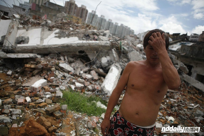 Vụ cưỡng chế bất ngờ xảy ra lúc 4h sáng tại thôn Hoàng Bối, La Hồ thành phố Thâm Quyến trong lúc một vài hộ gia đình còn lại đang ngủ say sau cả một ngày dài canh gác Vụ cưỡng chế bất ngờ xảy ra lúc 4h sáng tại thôn Hoàng Bối, La Hồ thành phố Thâm Quyến trong lúc một vài hộ gia đình còn lại đang ngủ say sau cả một ngày dài canh gác