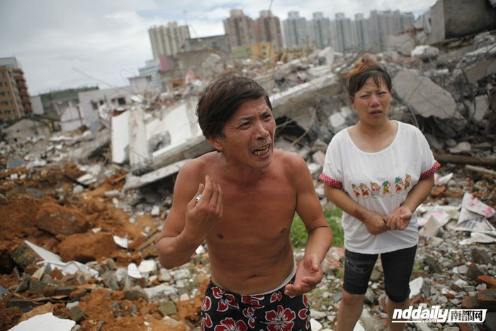 Ông Đường vô cùng bức xúc tố khổ với phóng viên tờ Đô thị Phương Nam chiều 6/7 trước đống hoang tàn do máy ủi, máy xúc của nhóm cưỡng chế bất thình lình kéo đến khi cả nhà đang ngủ say Ông Đường vô cùng bức xúc tố khổ với phóng viên tờ Đô thị Phương Nam chiều 6/7 trước đống hoang tàn do máy ủi, máy xúc của nhóm cưỡng chế bất thình lình kéo đến khi cả nhà đang ngủ say