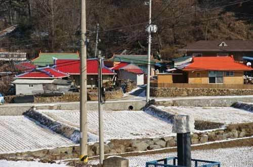 Trên truyền hình người ta thấy nhiều nhà lầu, xe hơi và những khu phố sạch sẽ, thoáng đãng Trên truyền hình người ta thấy nhiều nhà lầu, xe hơi và những khu phố sạch sẽ, thoáng đãng