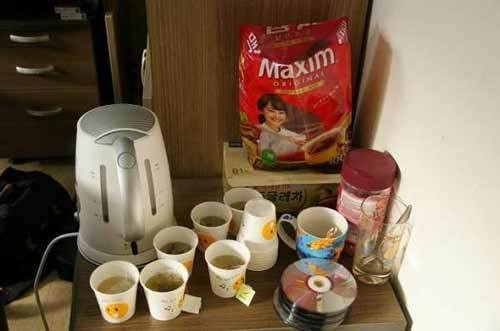 Họ cũng uống trà túi lọc pha cốc nhựa, không phải ai cũng có điều kiện đặt chân vào những nhà hàng sang trọng Họ cũng uống trà túi lọc pha cốc nhựa, không phải ai cũng có điều kiện đặt chân vào những nhà hàng sang trọng