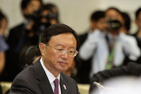 Ngoại trưởng Trung Quốc ông Dương Khiết Trì khăng khăng không chịu ngồi đàm phán với ASEAN về COC chỉ vì lo ngại Bắc Kinh sẽ không thể thích làm gì thì làm trên biển Đông khi đã đặt bút ký vào COC Ngoại trưởng Trung Quốc ông Dương Khiết Trì khăng khăng không chịu ngồi đàm phán với ASEAN về COC chỉ vì lo ngại Bắc Kinh sẽ không thể thích làm gì thì làm trên biển Đông khi đã đặt bút ký vào COC