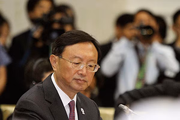 Ngoại trưởng Trung Quốc ông Dương Khiết Trì khăng khăng không chịu ngồi đàm phán với ASEAN về COC chỉ vì lo ngại Bắc Kinh sẽ không thể thích làm gì thì làm trên biển Đông khi đã đặt bút ký vào COC