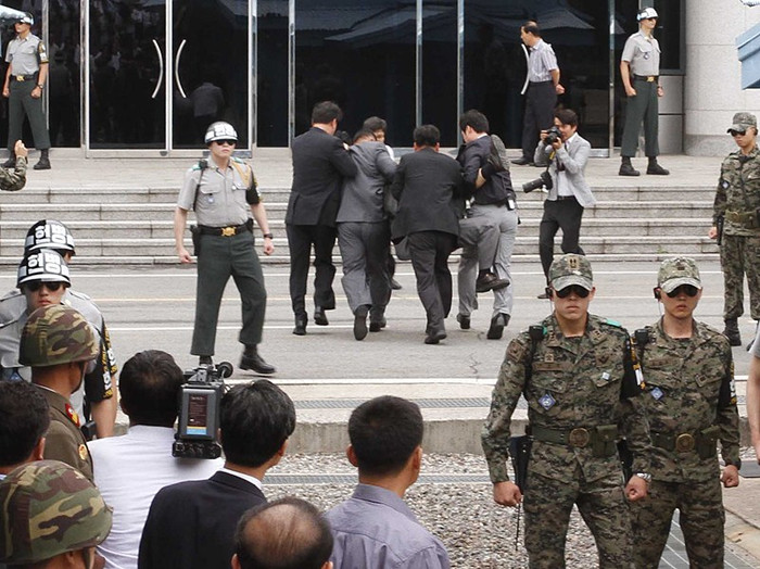 Lực lượng quân sự hai miền chốt chặt nơi giới tuyến Lực lượng quân sự hai miền chốt chặt nơi giới tuyến