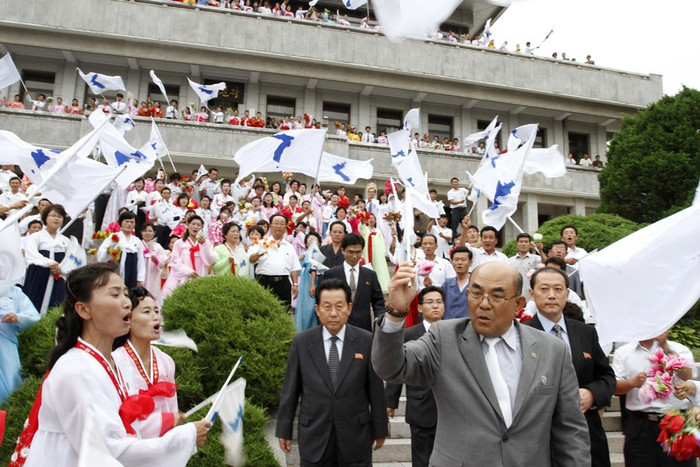 Tiễn người đồng bào trở lại miền Nam Tiễn người đồng bào trở lại miền Nam