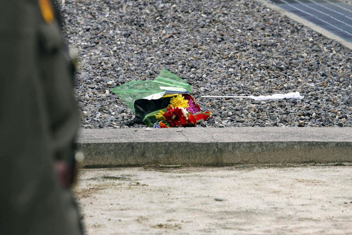 Người bị bắt, bó hoa rơi lại phần đất Bắc Triều Tiên Người bị bắt, bó hoa rơi lại phần đất Bắc Triều Tiên