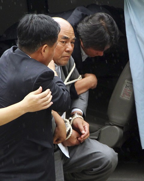 Áp giải lên xe Áp giải lên xe