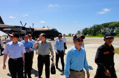 3 viên Nghị sĩ Đài Loan ra thị sát trái phép đảo Ba Bình ngày 30/4/2012, sau chuyến đi Lâm Úc Phương đã đề xuất nhiều phương án tăng vũ khí cho lực lượng đồn trú trái phép trên đảo Ba Bình 3 viên Nghị sĩ Đài Loan ra thị sát trái phép đảo Ba Bình ngày 30/4/2012, sau chuyến đi Lâm Úc Phương đã đề xuất nhiều phương án tăng vũ khí cho lực lượng đồn trú trái phép trên đảo Ba Bình