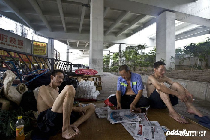 Có người làm thuê, có người may mắn hơn xin được chân bảo vệ cho một cơ quan nào đó