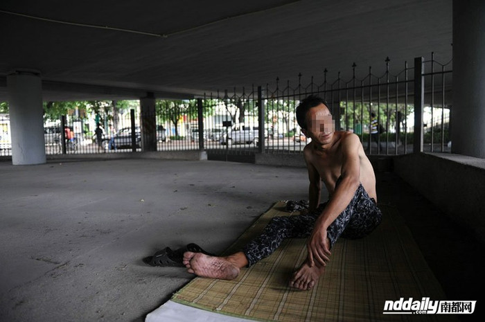 Gầm cầu là nơi lý tưởng cho những người vô gia cư, lao động ngoại tỉnh không đủ tiền thuê nhà tá túc