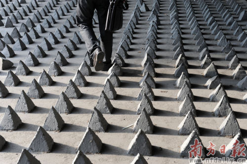 Gầm cầu giờ đây không còn là chỗ tá túc, họ lại phải tìm một nơi phiêu dạt