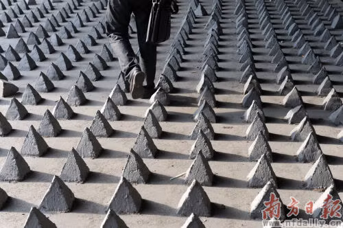 Gầm cầu giờ đây không còn là chỗ tá túc, họ lại phải tìm một nơi phiêu dạt Gầm cầu giờ đây không còn là chỗ tá túc, họ lại phải tìm một nơi phiêu dạt