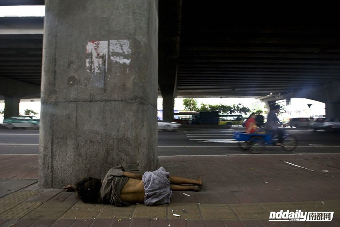 Không ai biết con người này đang ngủ hay đã chết