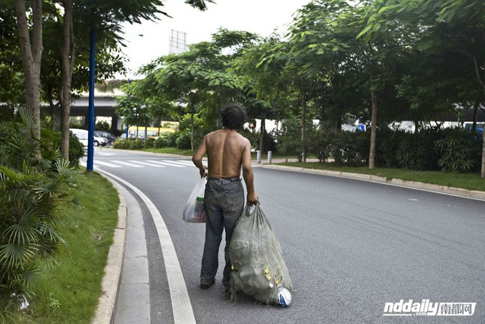 Nhiều người kiếm sống bằng nghề nhặt ve chai