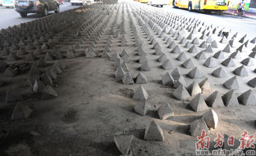 Cũng có chỗ người ta quẳng những khối bê tông nhọn hoắt này đi, cố lách lấy một chốn ngả lưng