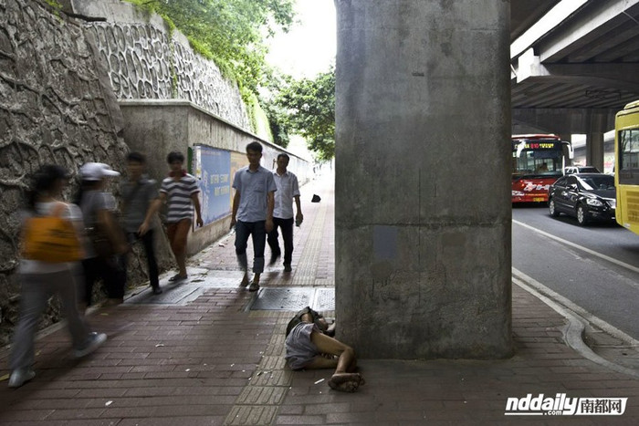 Co quắp dưới chân cầu, bỏ mặc sự đời, những người đi qua đây dường như cố rảo bước cho nhanh hơn một chút