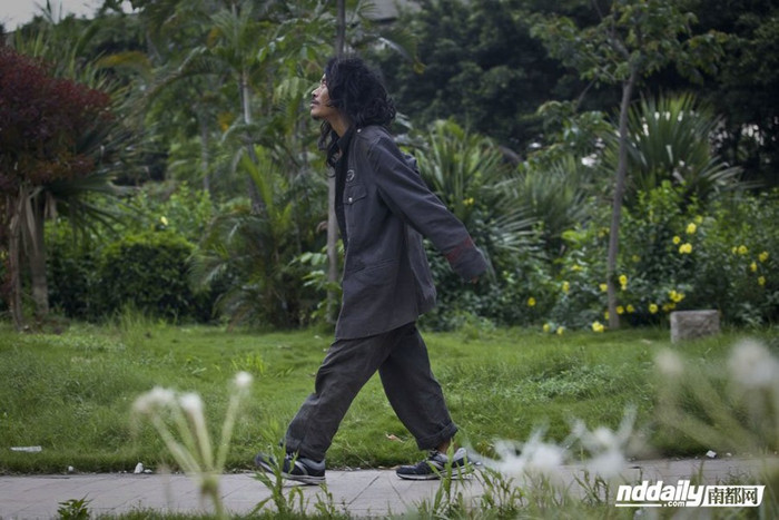 Gầm cầu còn là nơi trú ngụ tránh mưa tránh nắng của những người bị tâm thần