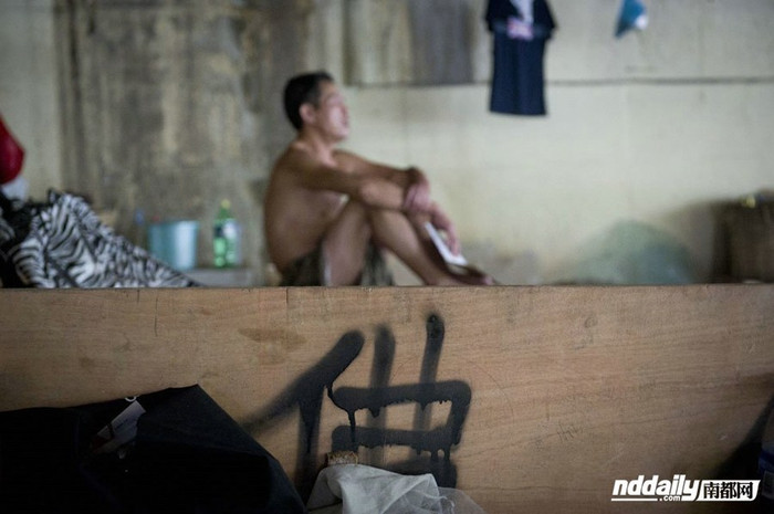 Những lao động ngoại tỉnh không đủ tiền thuê phòng trọ cũng dọn về đây