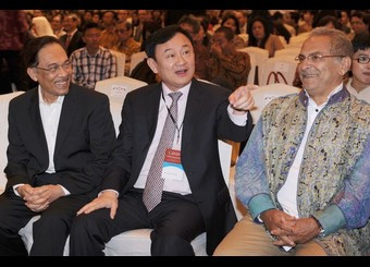 Khách mời đặc biệt trong buổi nói chuyện của Tổng thống Indonesia về vai trò của nước này trong việc giải quyết mâu thuẫn, xung đột về biển Đông, từ trái qua: cựu Phó thủ tướng Malaysia Anwar Ibrahim, cựu Thủ tướng Thái Lan Thaksin Shinawatra, cựu Tổng thống Đông Timo Jose Ramos-Horta Khách mời đặc biệt trong buổi nói chuyện của Tổng thống Indonesia về vai trò của nước này trong việc giải quyết mâu thuẫn, xung đột về biển Đông, từ trái qua: cựu Phó thủ tướng Malaysia Anwar Ibrahim, cựu Thủ tướng Thái Lan Thaksin Shinawatra, cựu Tổng thống Đông Timo Jose Ramos-Horta