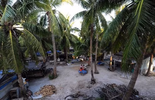 Những người dân đảo Hải Nam được giới chức Trung Quốc vận động ra định cư trái phép trên đảo Phú Lâm sống trong các lều tạm. Trung Quốc dự kiến sẽ xây 83 phòng trọ giá rẻ để hỗ trợ những người dân này cư trú (trái phép) lâu dài trên đảo Phú Lâm, Hoàng Sa, Việt Nam