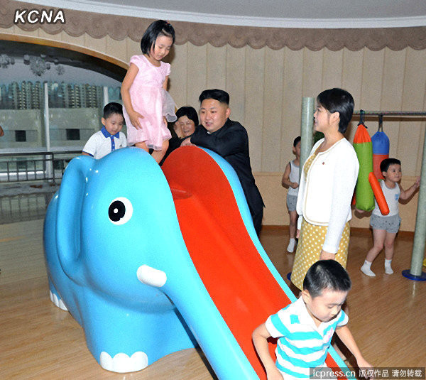 Người phụ nữ này hầu như không rời tân Nguyên soái nửa bước Người phụ nữ này hầu như không rời tân Nguyên soái nửa bước