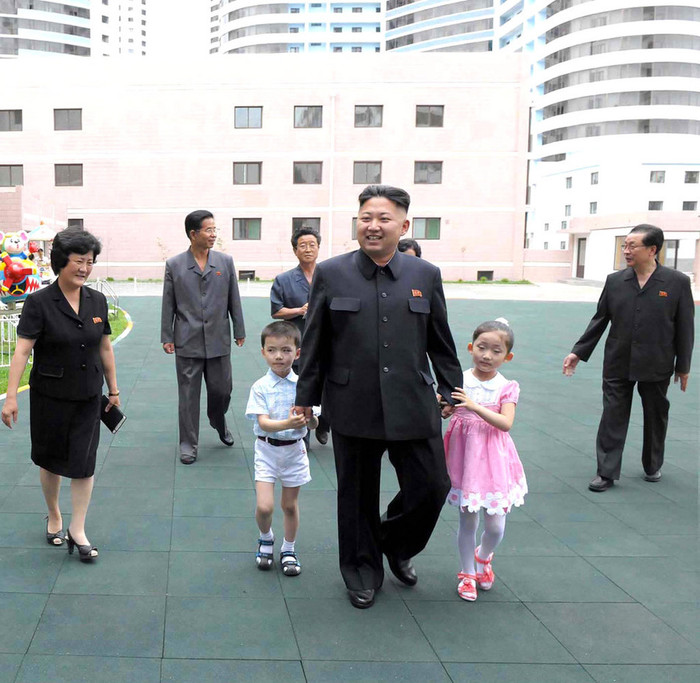 Dẫn hai cháu thiếu nhi cùng đi thăm quan nhà trường Dẫn hai cháu thiếu nhi cùng đi thăm quan nhà trường