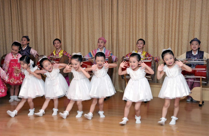 Biểu diễn văn nghệ đón nhà lãnh đạo Kim Jong-un về thăm trường Biểu diễn văn nghệ đón nhà lãnh đạo Kim Jong-un về thăm trường