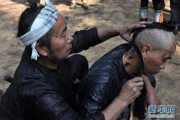 Choáng với kiểu cắt tóc và kiểu đầu của thanh niên bộ lạc người Mèo ở Quý Châu, Trung Quốc Choáng với kiểu cắt tóc và kiểu đầu của thanh niên bộ lạc người Mèo ở Quý Châu, Trung Quốc