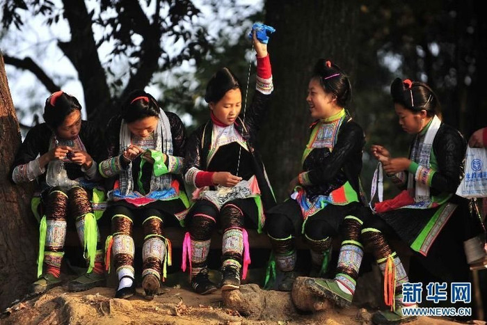 Những phụ nữ người Mèo, Quý Châu, Trung Quốc thêu thùa, may vá Những phụ nữ người Mèo, Quý Châu, Trung Quốc thêu thùa, may vá