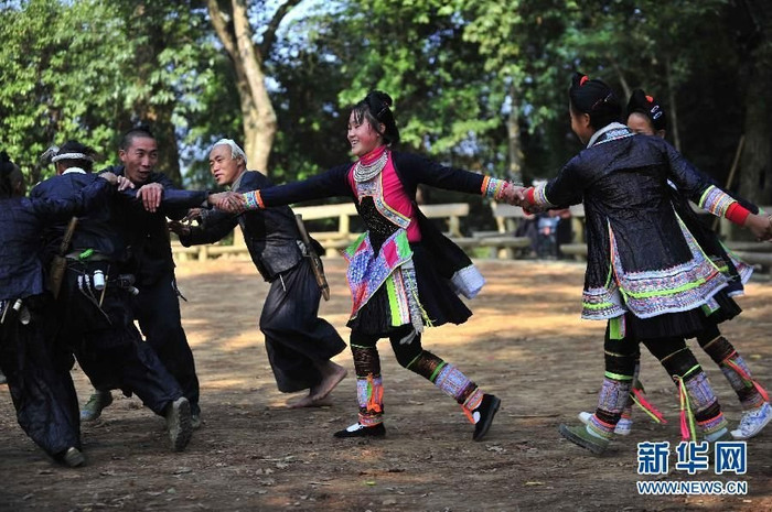 Trai gái vui chơi trong lễ hội Trai gái vui chơi trong lễ hội