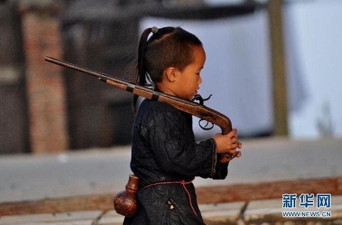 Trẻ em nơi đây được làm quen với súng kíp từ ngày còn bé Trẻ em nơi đây được làm quen với súng kíp từ ngày còn bé