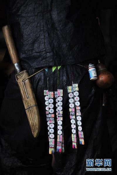 Đoản đao là vật dụng tùy thân, đồng thời cũng là vật trang sức của đàn ông người Mèo ở Quý Châu, Trung Quốc Đoản đao là vật dụng tùy thân, đồng thời cũng là vật trang sức của đàn ông người Mèo ở Quý Châu, Trung Quốc