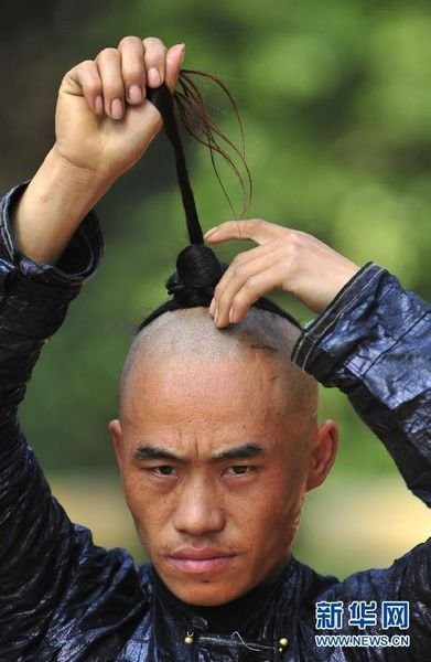 Trang phục, kiểu tóc giữ nguyên truyền thống Trang phục, kiểu tóc giữ nguyên truyền thống