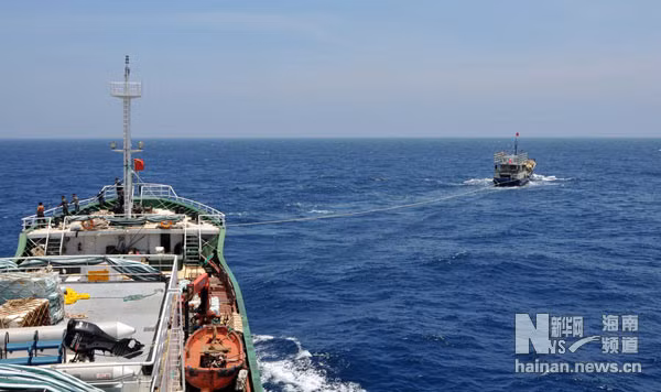 Tàu chỉ huy 30 tàu cá Trung Quốc ra Trường Sa trái phép bị chết máy trên biển Đông