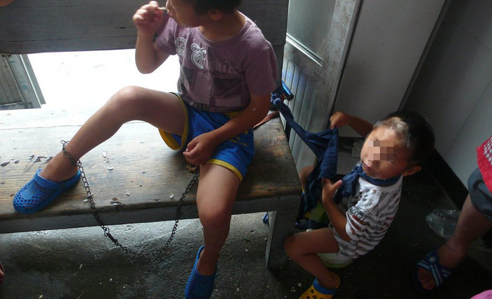 Đứa lớn 9 tuổi dùng xích sắt xích chân, đứa nhỏ 6 tuổi dùng dây vải xích cổ vì chúng nghịch ngợm!