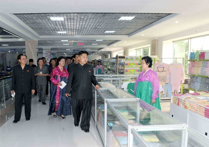 Những quản lý quầy hàng trong trang phục truyền thống đón lãnh đạo tối cao Những quản lý quầy hàng trong trang phục truyền thống đón lãnh đạo tối cao