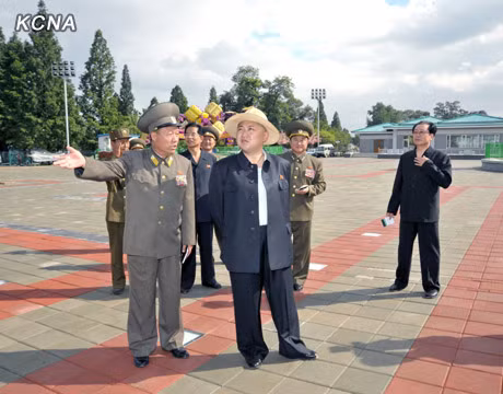 Bộ đại cán cao cổ sẫm màu và tư thế chắp tay sau lưng là hình ảnh thường thấy về nhà lãnh đạo trẻ tuổi này