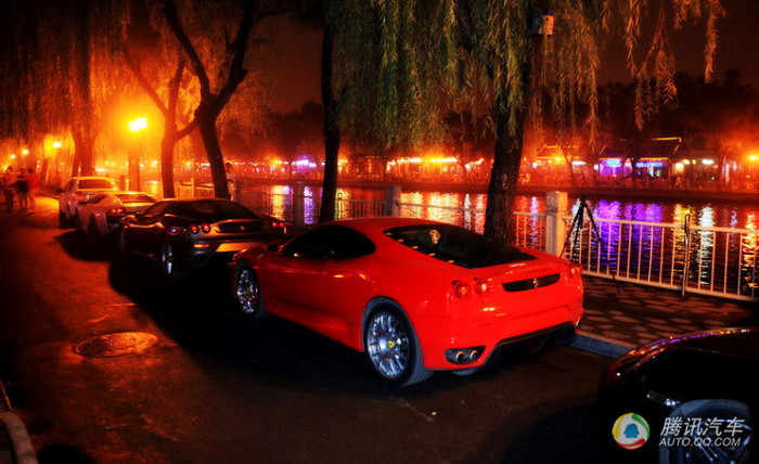 Bên ngoài những tụ điểm giải trí xuất hiện rất nhiều siêu xe mà chủ nhân của họ tuổi đời còn rất trẻ