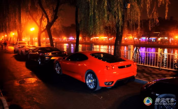 Bên ngoài những tụ điểm giải trí xuất hiện rất nhiều siêu xe mà chủ nhân của họ tuổi đời còn rất trẻ