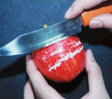 Người tiêu dùng không để ý, chỉ rửa mà không "cạo" hoặc gọt vỏ sẽ ăn cả sáp nến công nghiệp mà không hay biết Người tiêu dùng không để ý, chỉ rửa mà không "cạo" hoặc gọt vỏ sẽ ăn cả sáp nến công nghiệp mà không hay biết